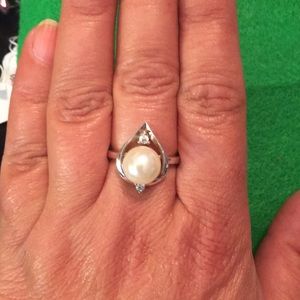Beautiful pearl and white Topaz ring